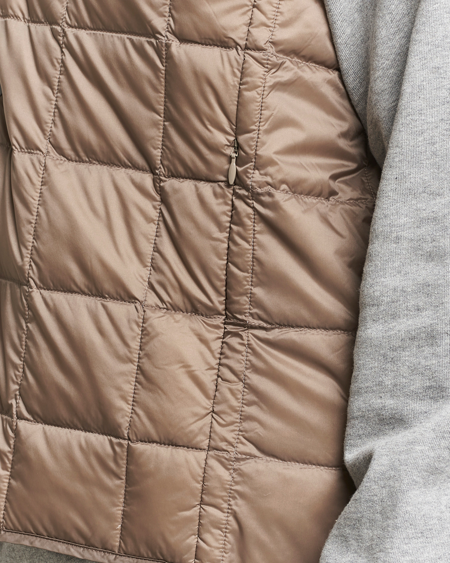 Hombres | Abrigos y chaquetas | TAION | V-Neck Lightweight Down Vest Khaki