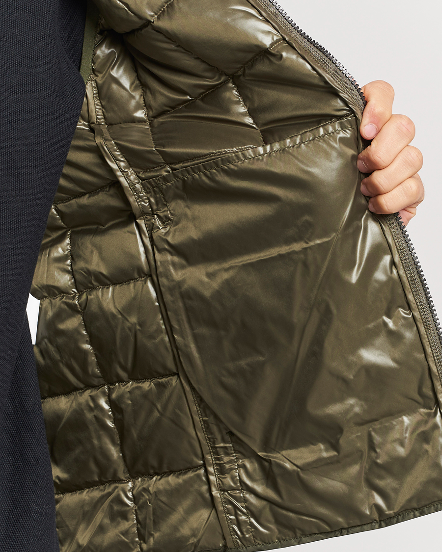 Hombres | Abrigos y chaquetas | TAION | High Neck Full Zip Lightweight Down Vest Dark Olive