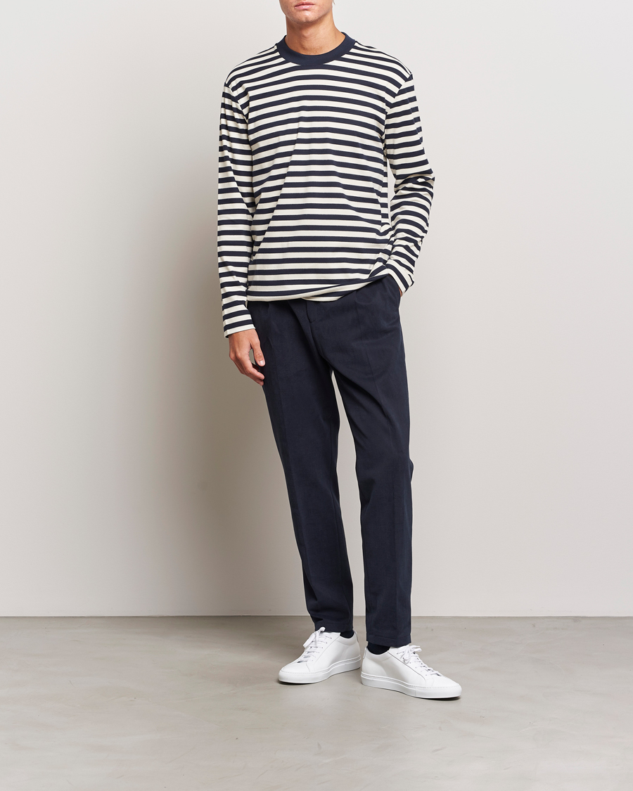 Hombres | Camisetas | Sunspel | Heavyweight Mock Neck Long Sleeve T-Shirt Navy/Ecru