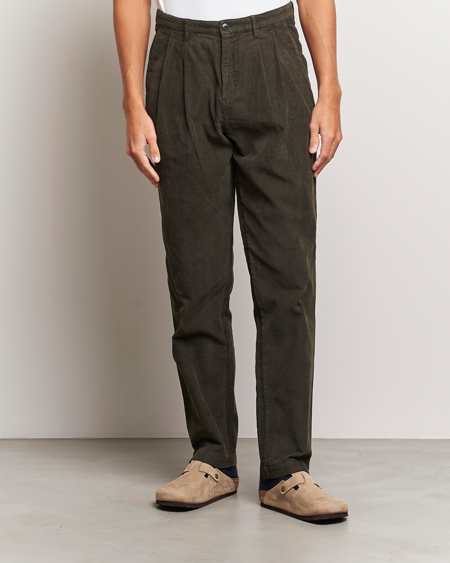 Hombres | Pantalones | Sunspel | Corduroy Double Pleat Trousers Coffee