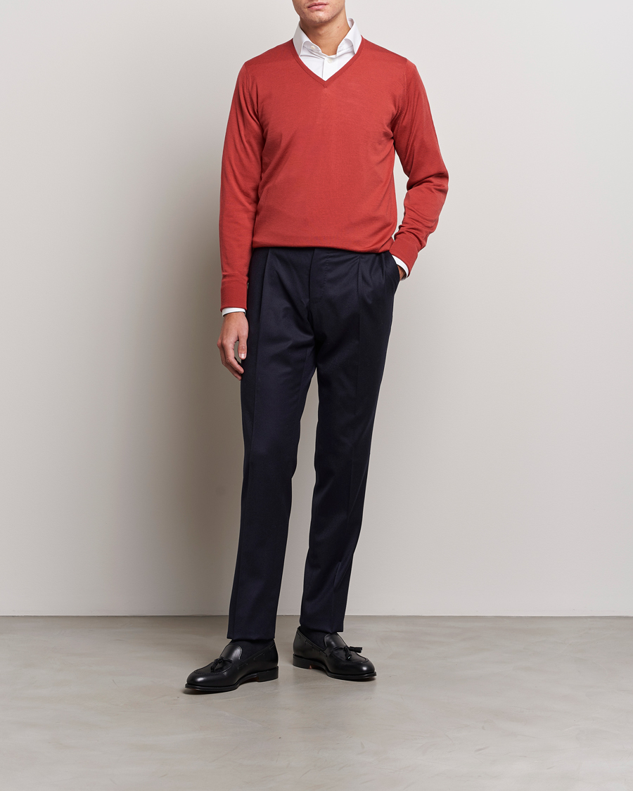 Hombres | Jerséis y prendas de punto | John Smedley | Bobby Extra Fine Merino V-Neck Pullover Redwood