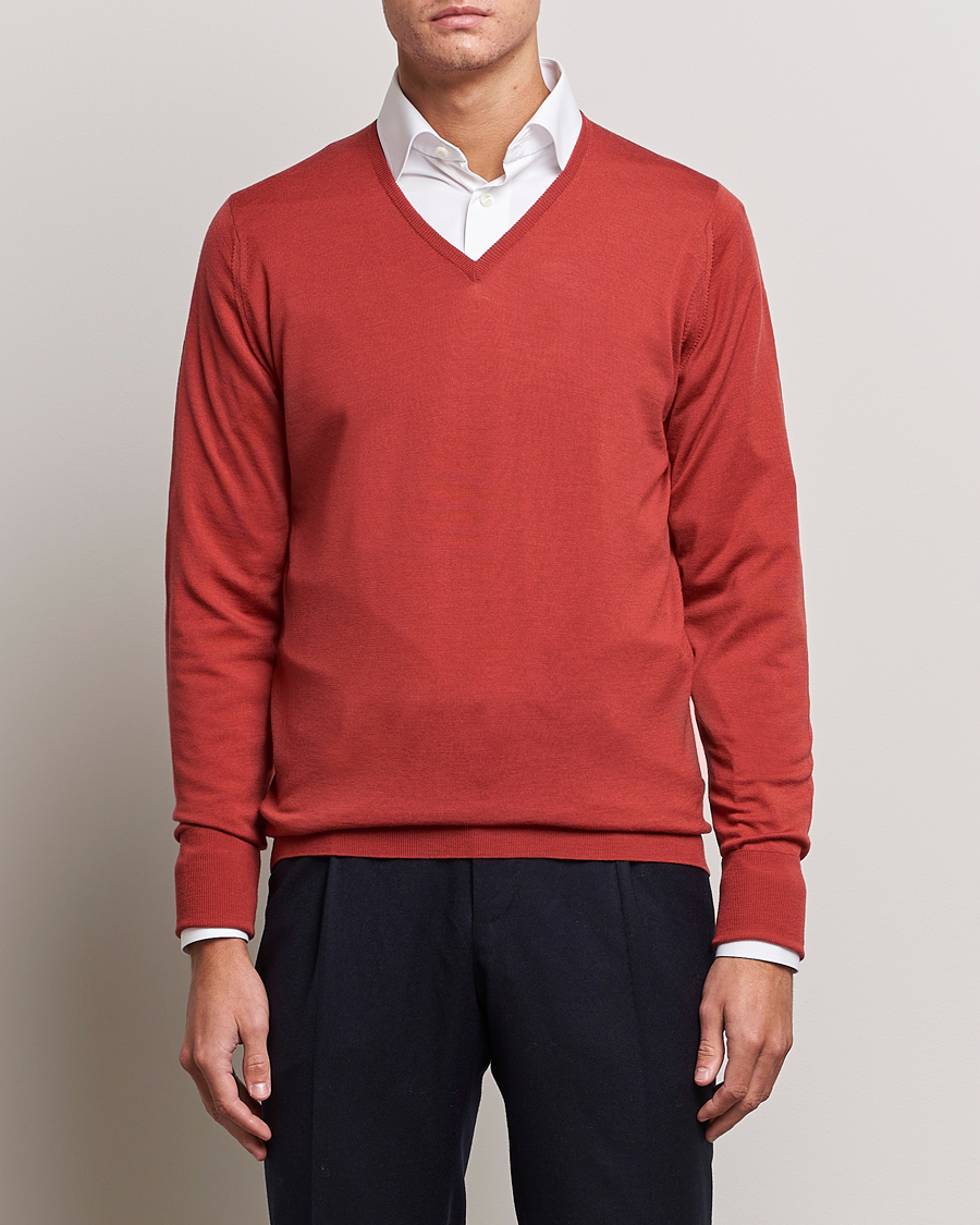 Hombres | Jerséis y prendas de punto | John Smedley | Bobby Extra Fine Merino V-Neck Pullover Redwood