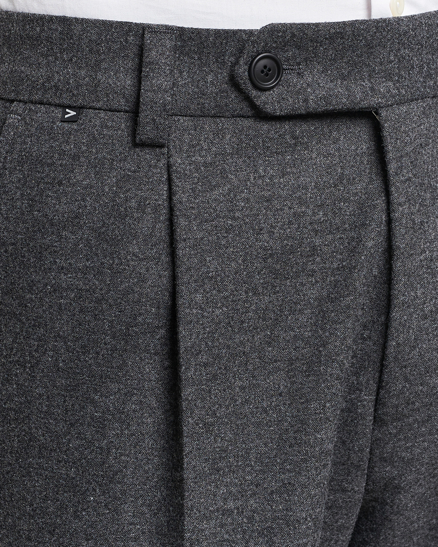 Hombres | Pantalones | BOSS BLACK | Perin Tech Flannel Pleated Trousers Dark Grey