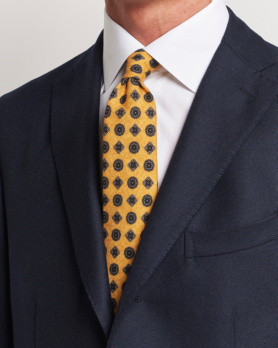 Hombres | Amanda Christensen Wool Flannel 8cm Printed Medallion Tie Yellow | Amanda Christensen | Wool Flannel 8cm Printed Medallion Tie Yellow