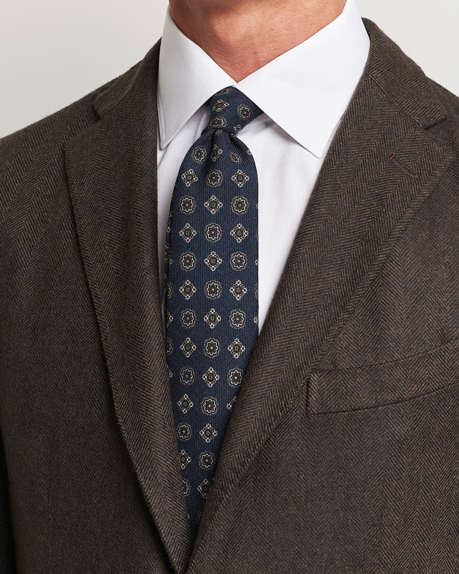Hombres | Amanda Christensen Wool Flannel 8cm Printed Medallion Tie Navy | Amanda Christensen | Wool Flannel 8cm Printed Medallion Tie Navy