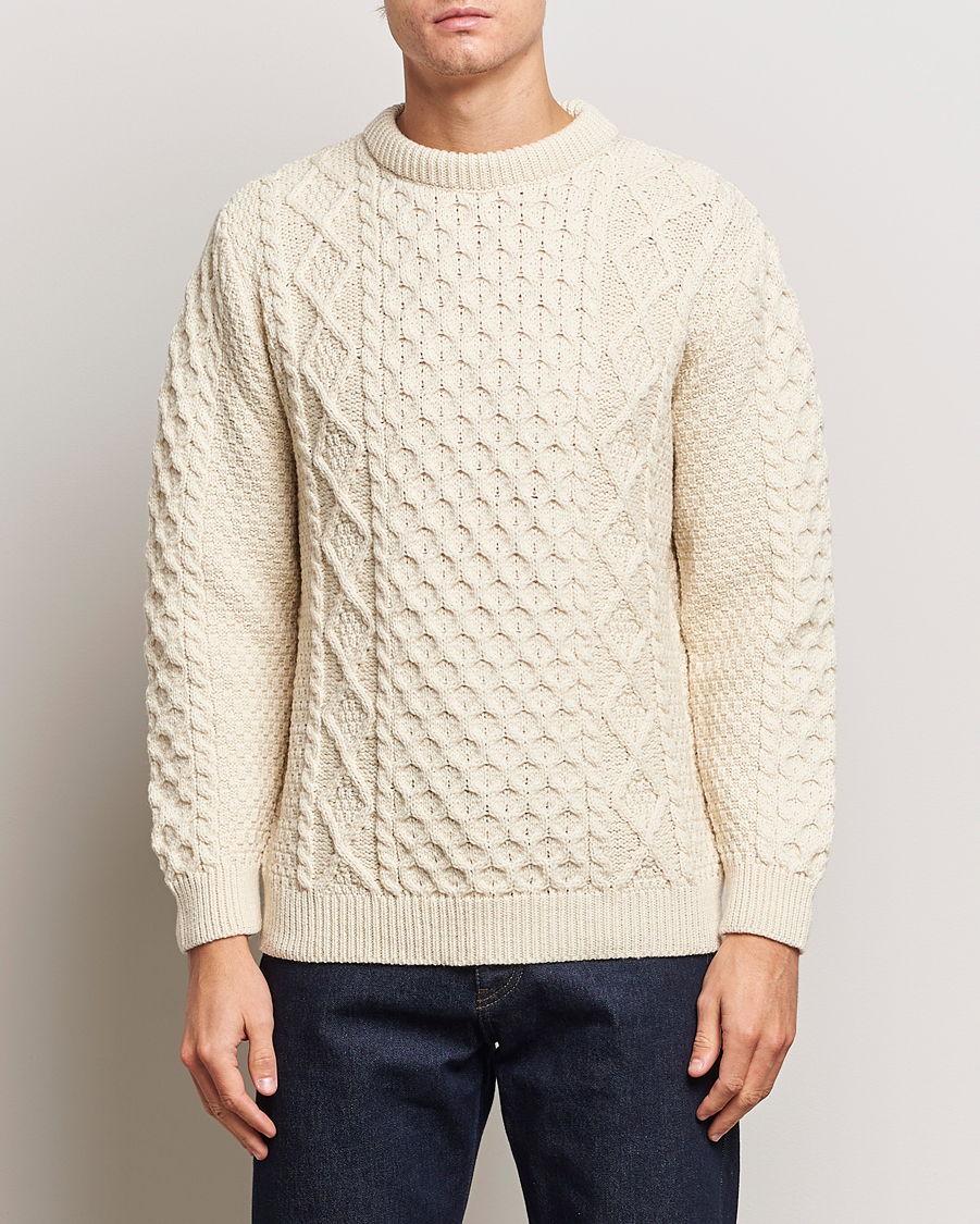 Hombres | Jerséis y prendas de punto | Gloverall | Merino Wool Aran Cable Knitted Crew Neck Ecru