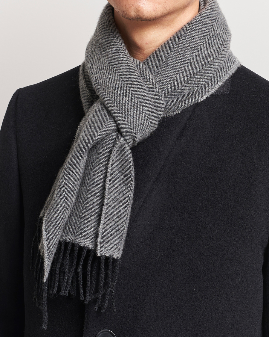 Hombres | Begg & Co Herringbone Cashmere Scarf 30*170cm Grey | Begg & Co | Herringbone Cashmere Scarf 30*170cm Grey