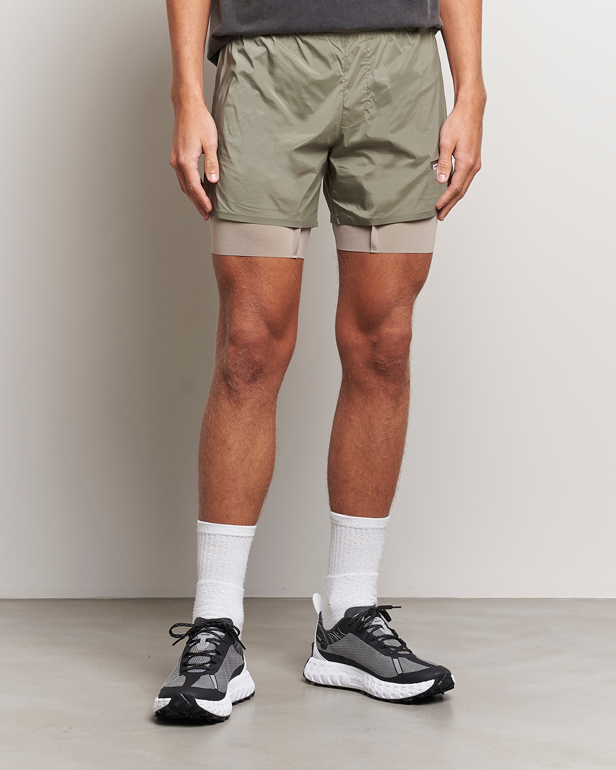Hombres | Pantalones cortos funcionales | Satisfy | TechSilk 8 Inch Shorts Vetiver