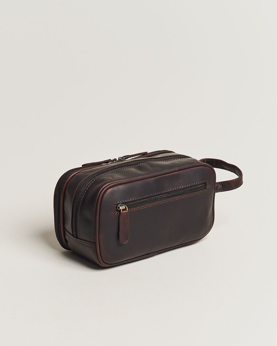 Hombres | Loake 1880 Dartmouth Leather Washbag Dark Brown | Loake 1880 | Dartmouth Leather Washbag Dark Brown