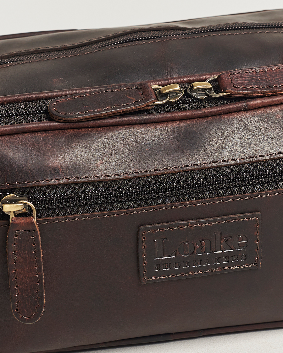 Hombres | Loake 1880 Dartmouth Leather Washbag Dark Brown | Loake 1880 | Dartmouth Leather Washbag Dark Brown