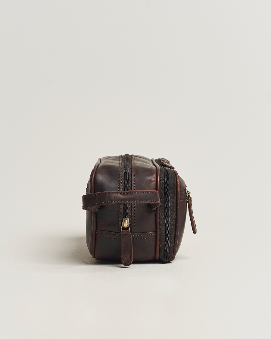 Hombres | Loake 1880 Dartmouth Leather Washbag Dark Brown | Loake 1880 | Dartmouth Leather Washbag Dark Brown