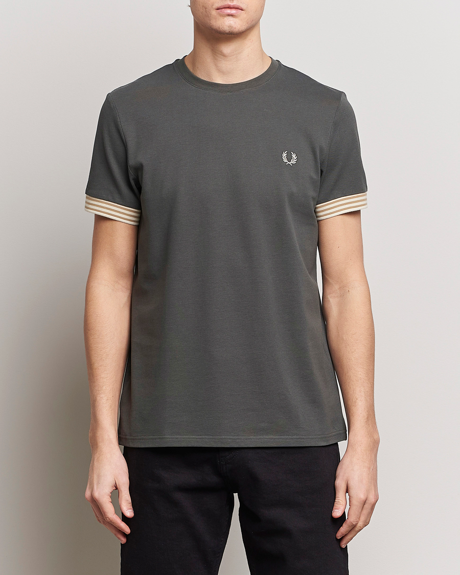 Hombres | Camisetas | Fred Perry | Striped Cuff Crew Neck T-Shirt Field Green