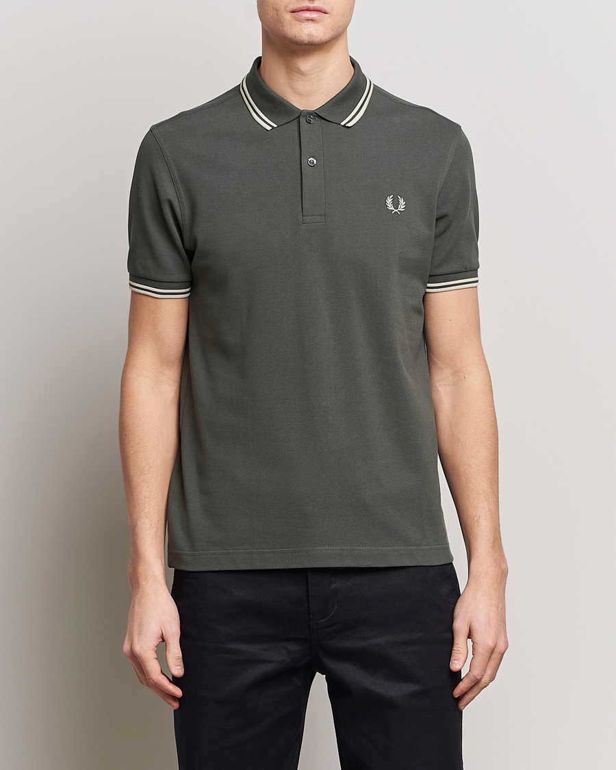 Hombres | Camisas polo de manga corta | Fred Perry | Twin Tipped Polo Shirt Field Green