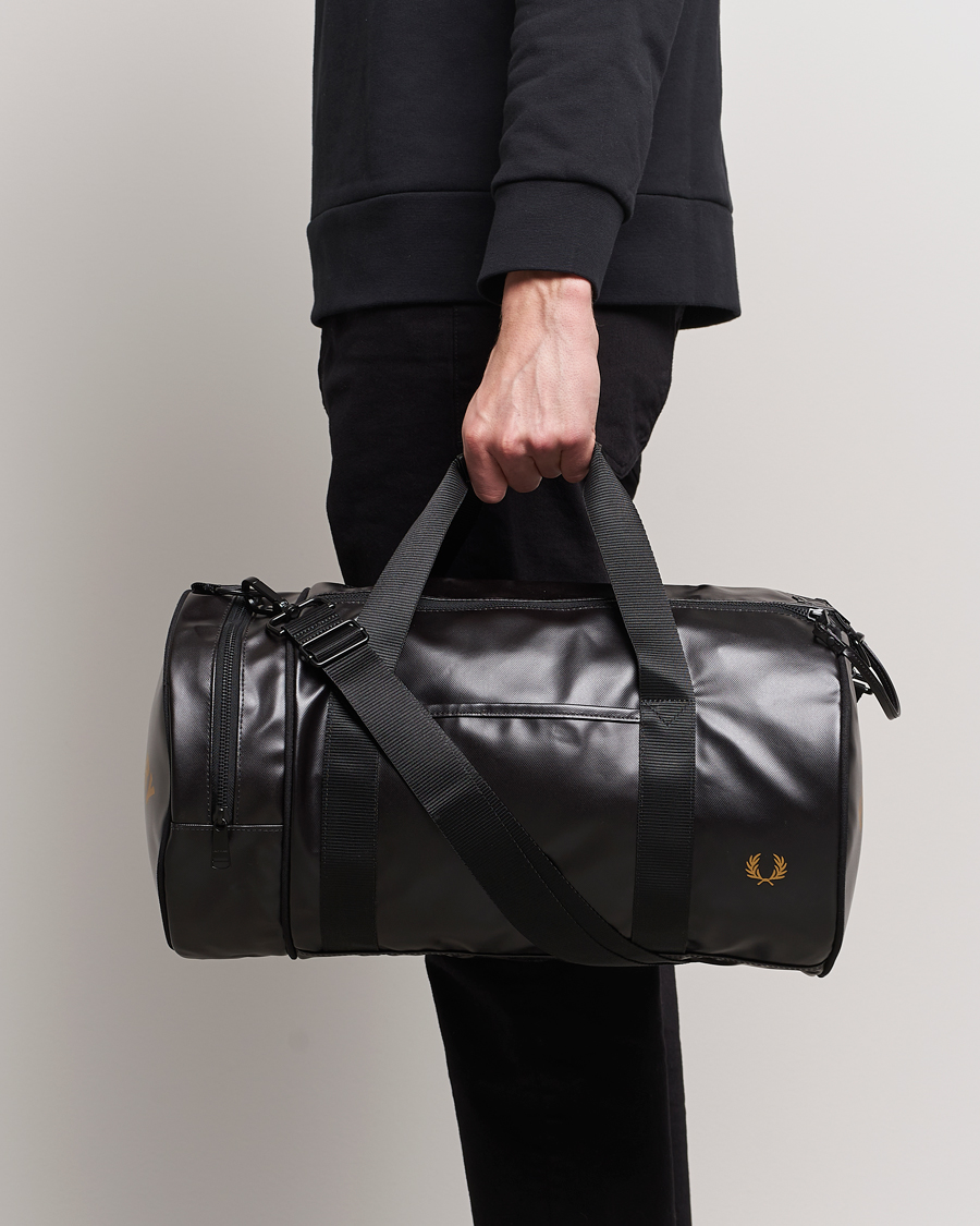 Hombres | Bolsos | Fred Perry | Tonal Classic Barrel Bag Black/Gold