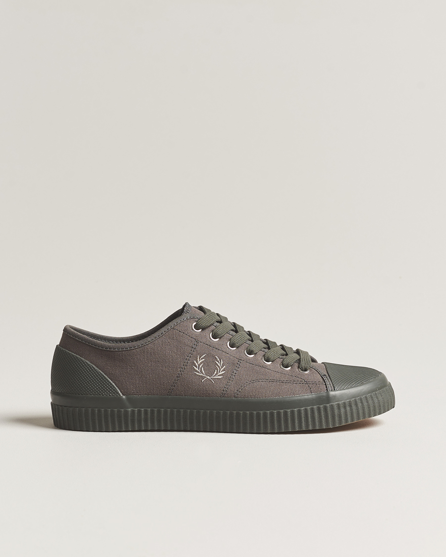 Hombres | Fred Perry Hughes Canvas Sneaker Field Green | Fred Perry | Hughes Canvas Sneaker Field Green