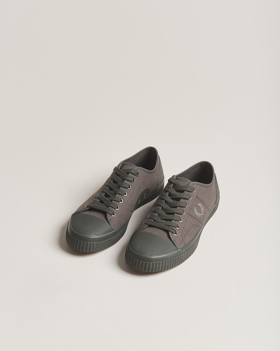 Hombres | Fred Perry Hughes Canvas Sneaker Field Green | Fred Perry | Hughes Canvas Sneaker Field Green