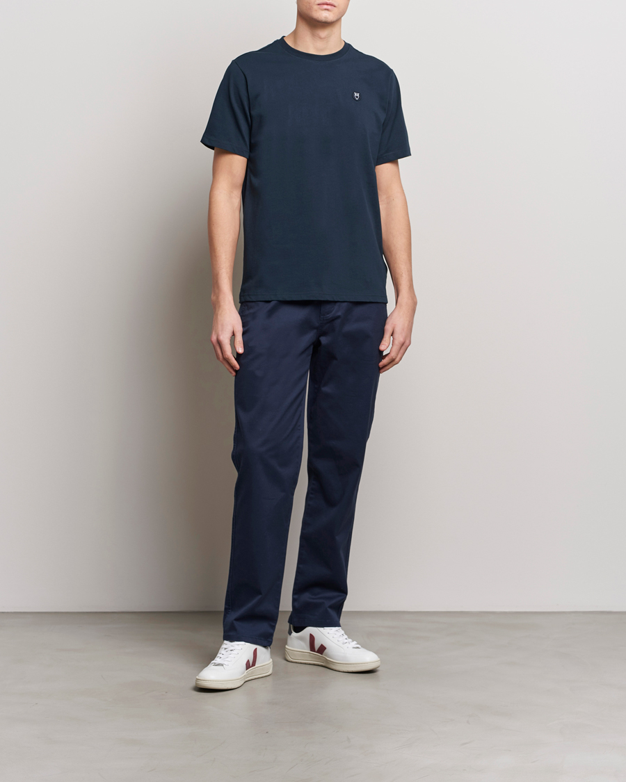 Hombres | Camisetas | KnowledgeCotton Apparel | Loke Badge T-Shirt Total Eclipse
