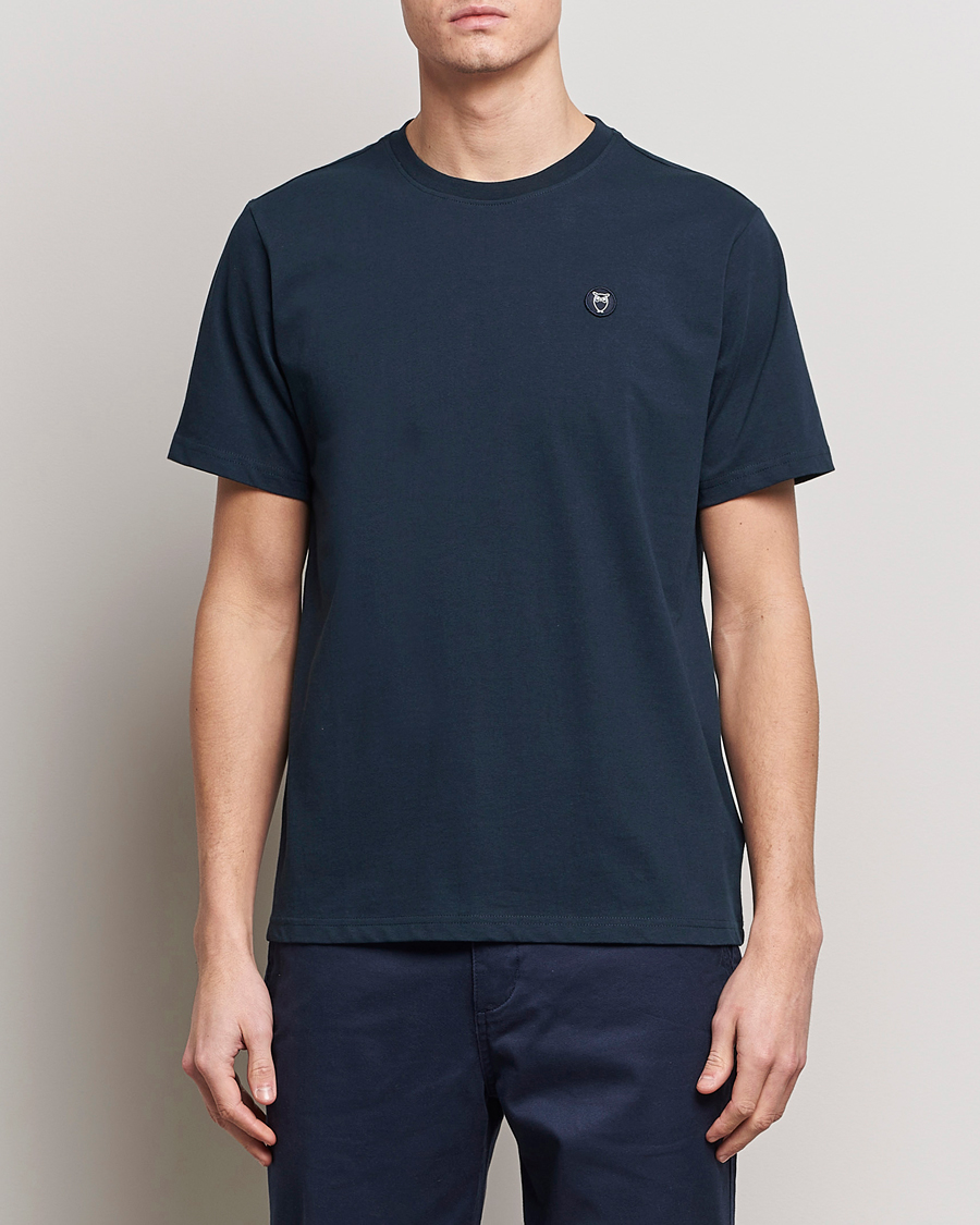 Hombres | Camisetas | KnowledgeCotton Apparel | Loke Badge T-Shirt Total Eclipse