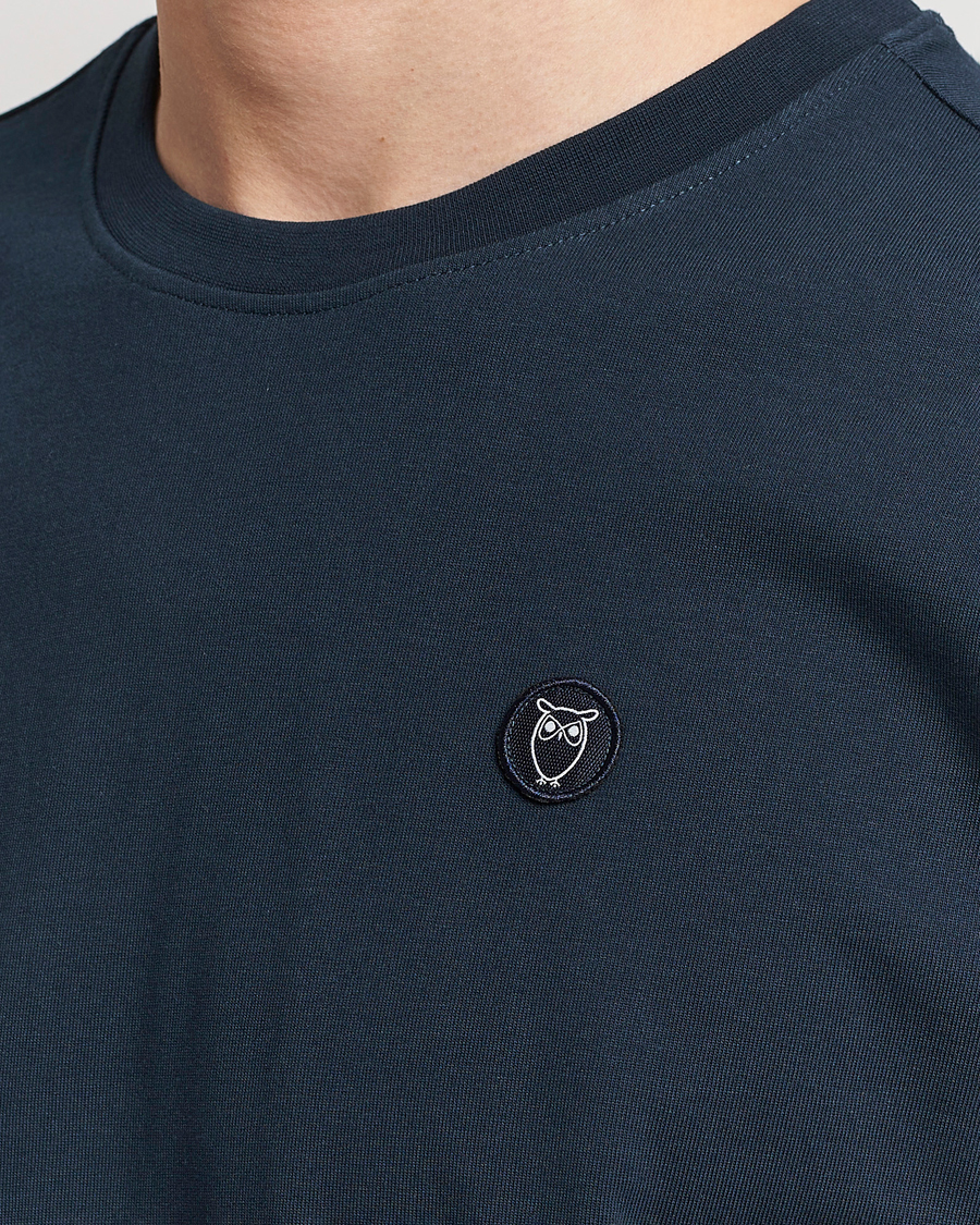 Hombres | Camisetas | KnowledgeCotton Apparel | Loke Badge T-Shirt Total Eclipse