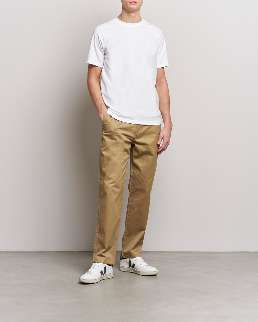 Hombres | Camisetas | KnowledgeCotton Apparel | Loke Badge T-Shirt Bright White