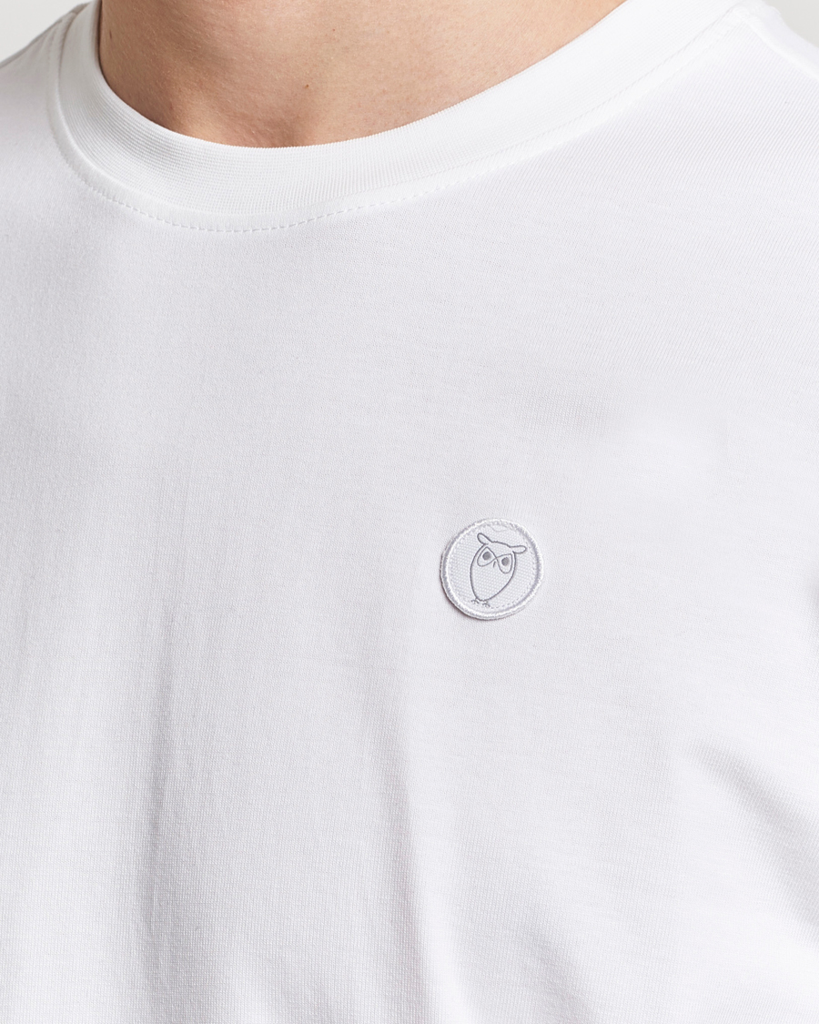 Hombres | Camisetas | KnowledgeCotton Apparel | Loke Badge T-Shirt Bright White
