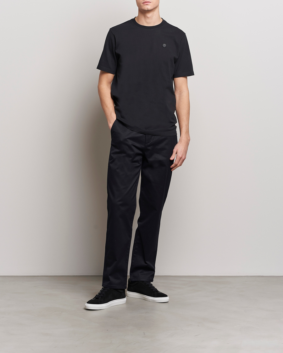 Hombres | Camisetas | KnowledgeCotton Apparel | Loke Badge T-Shirt Jet Black