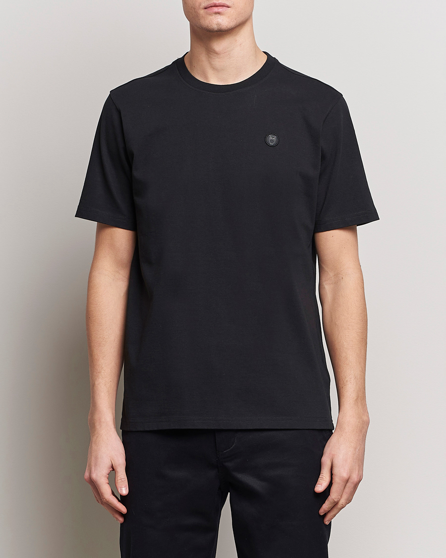 Hombres | Camisetas | KnowledgeCotton Apparel | Loke Badge T-Shirt Jet Black