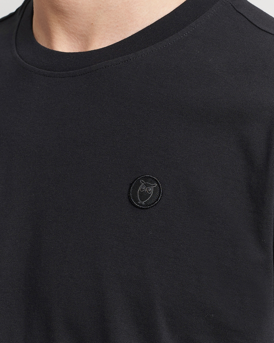 Hombres | Camisetas | KnowledgeCotton Apparel | Loke Badge T-Shirt Jet Black