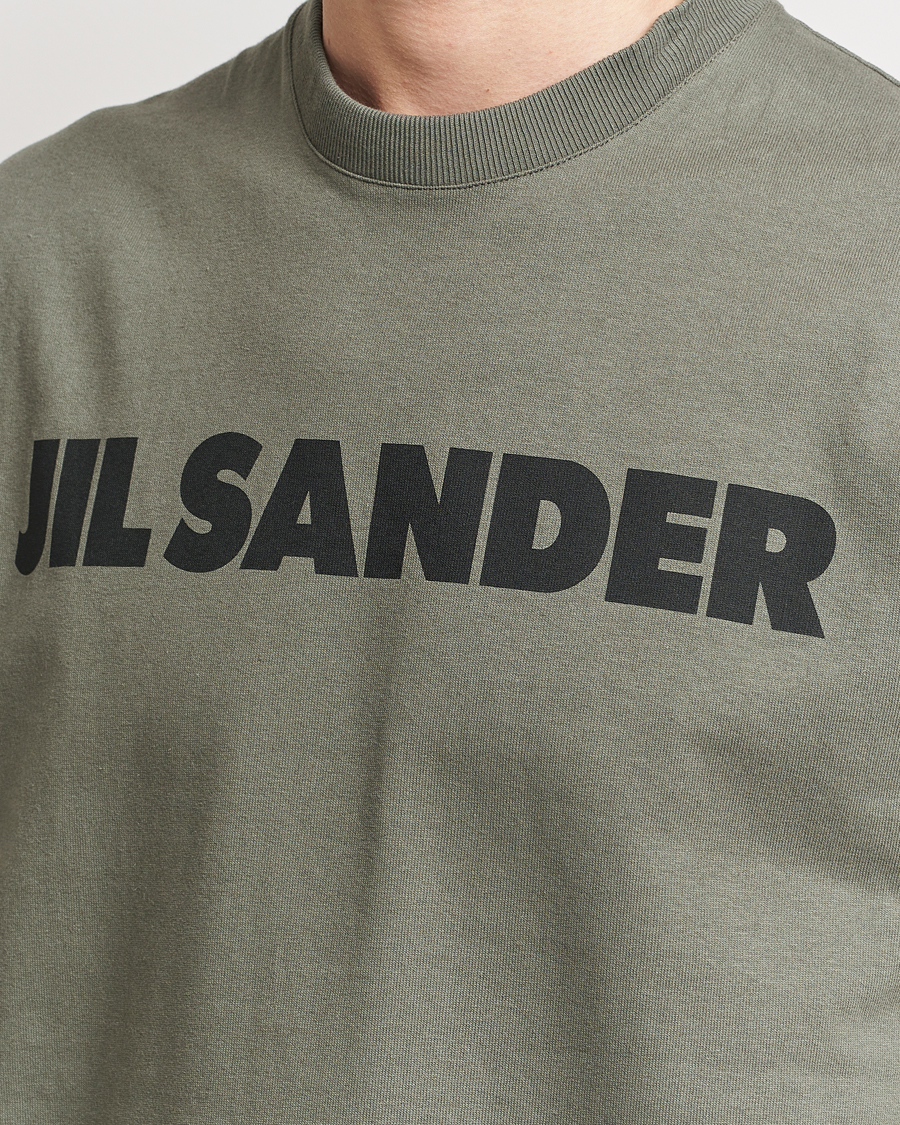 Jil Sander Printed Logo T-Shirt Thyme Green en CareOfCarl.es