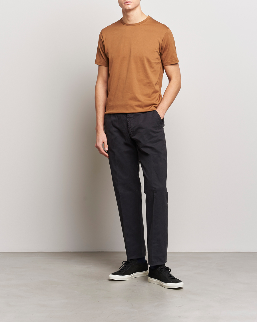 Hombres | Camisetas | Sunspel | Crew Neck Cotton Tee Dark Camel