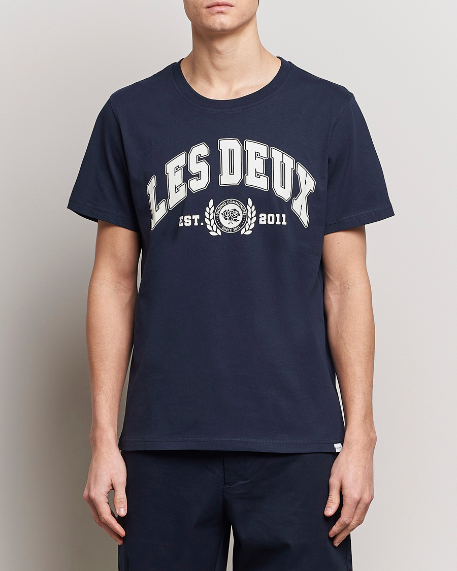 Hombres |  | LES DEUX | University T-Shirt Dark Navy