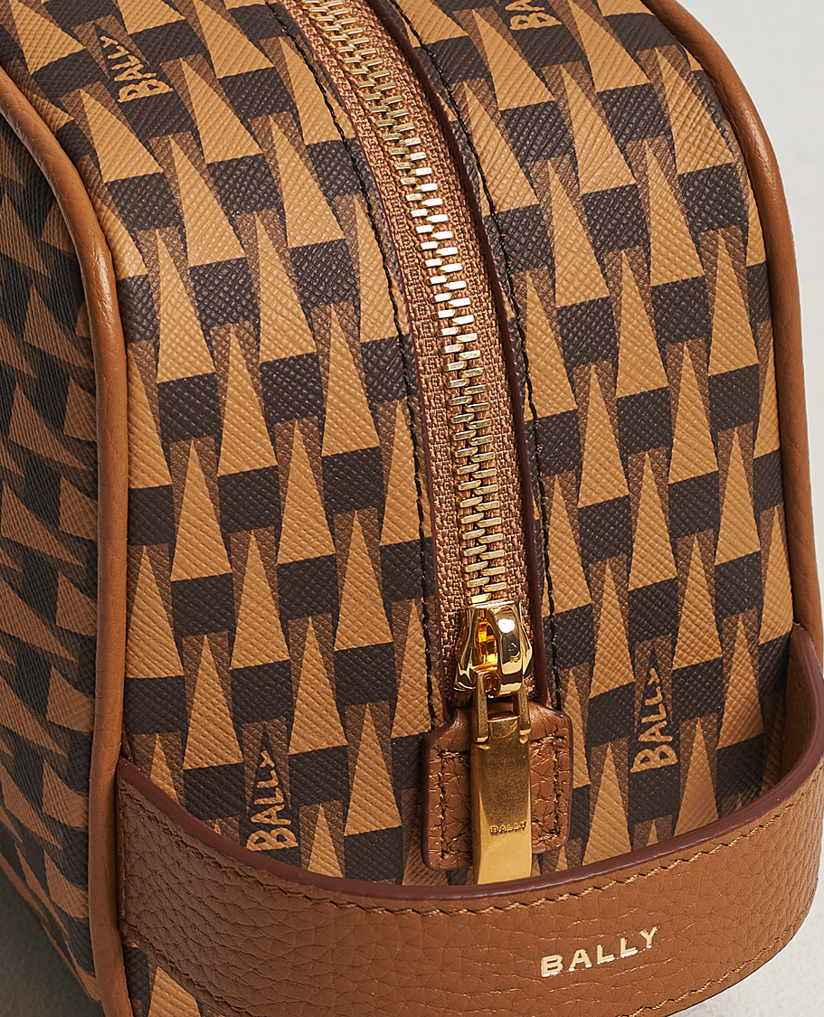 Hombres | Bally Pennant Monogram Leather Washbag Brown | Bally | Pennant Monogram Leather Washbag Brown