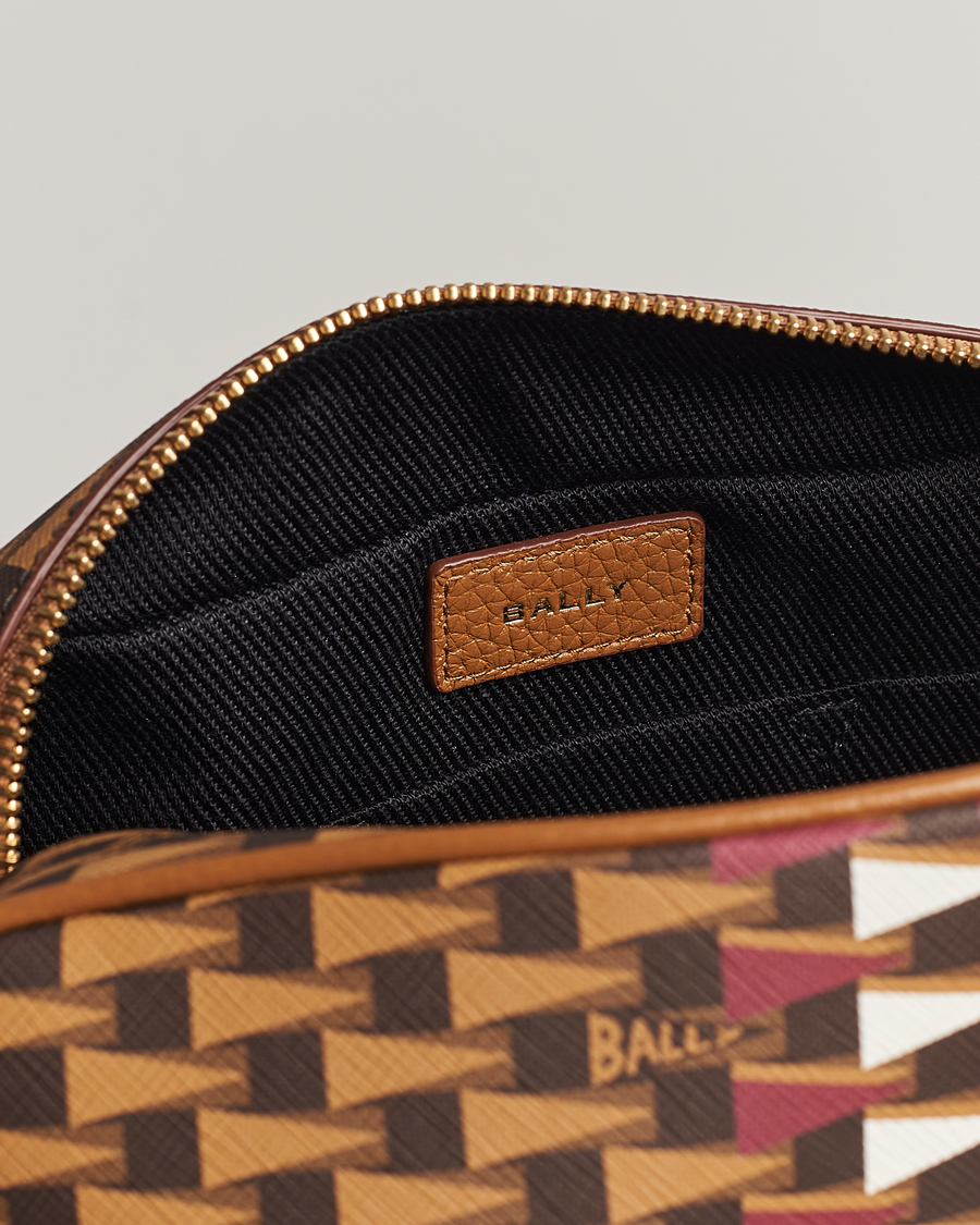 Hombres | Bally Pennant Monogram Leather Washbag Brown | Bally | Pennant Monogram Leather Washbag Brown
