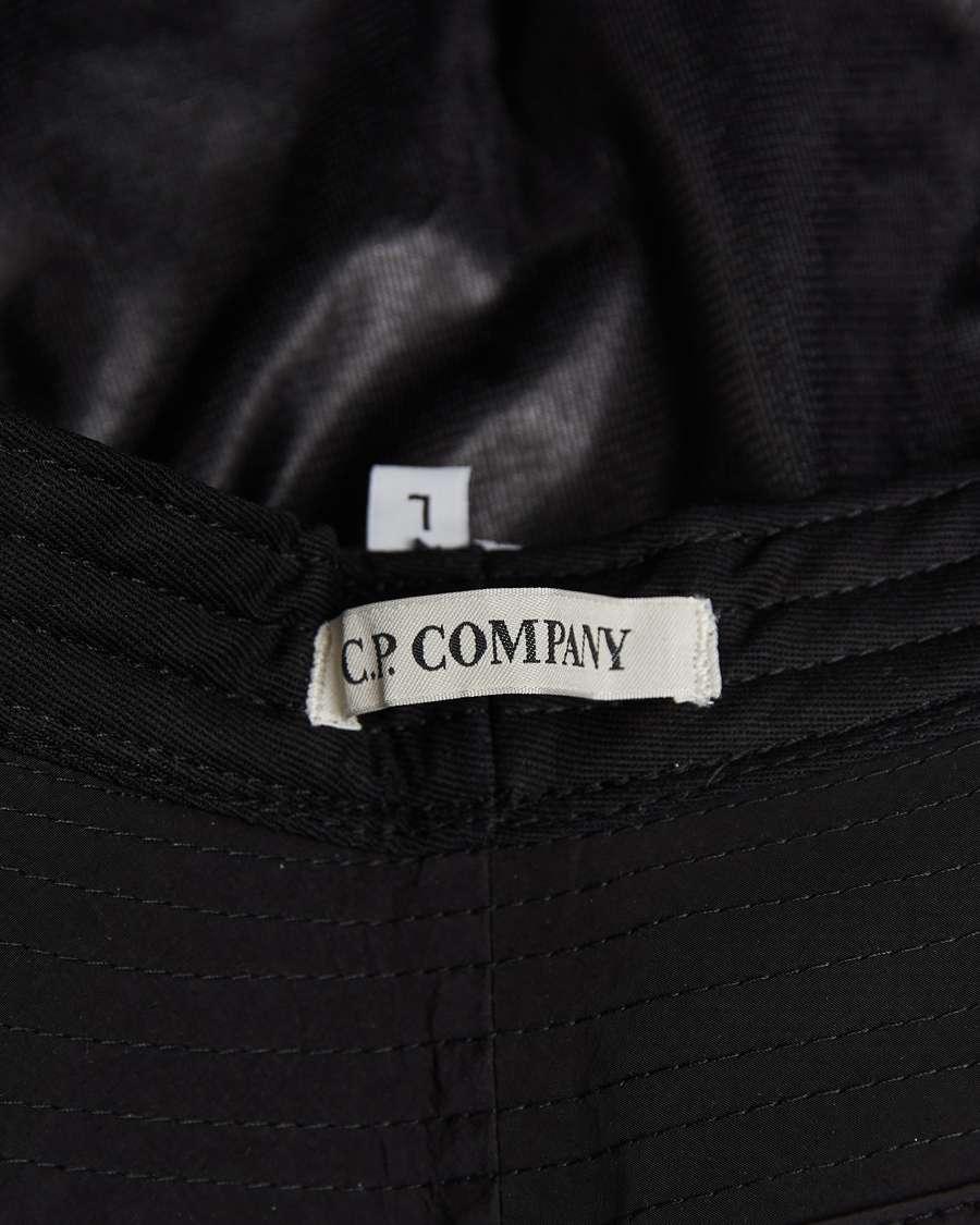 Hombres | C.P. Company Chrome R Bucket Hat Black | C.P. Company | Chrome R Bucket Hat Black