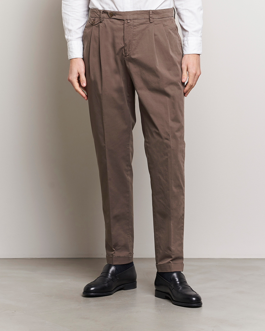 Hombres | Pantalones | Briglia 1949 | Easy Fit Pleated Cotton Stretch Chino Brown