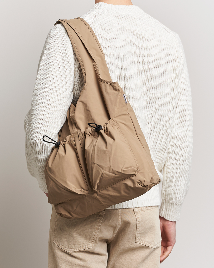 Hombres | Nuevas marcas | mazi untitled | Nylon Bore Bag Beige