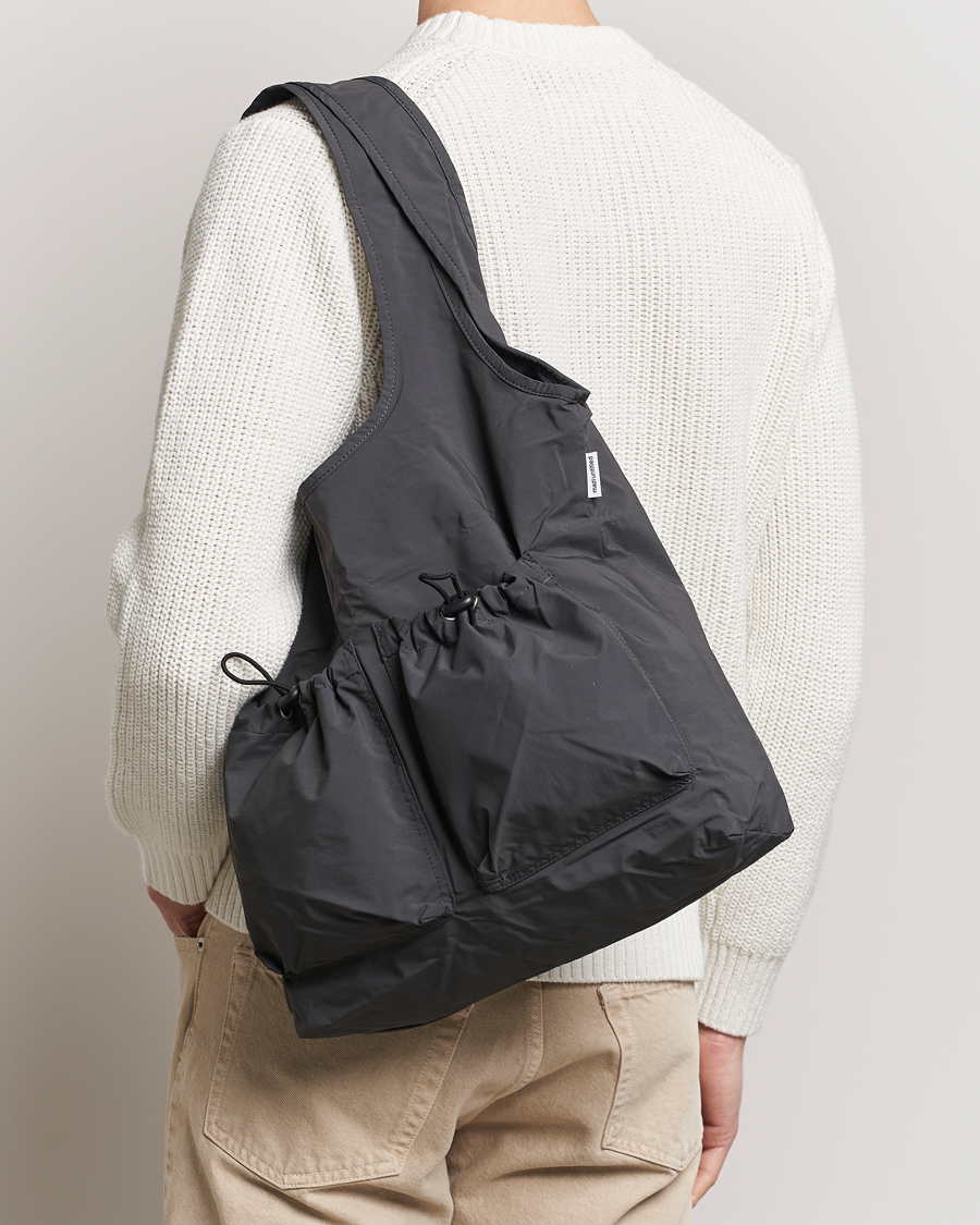 Hombres | Nuevas marcas | mazi untitled | Nylon Bore Bag Grey