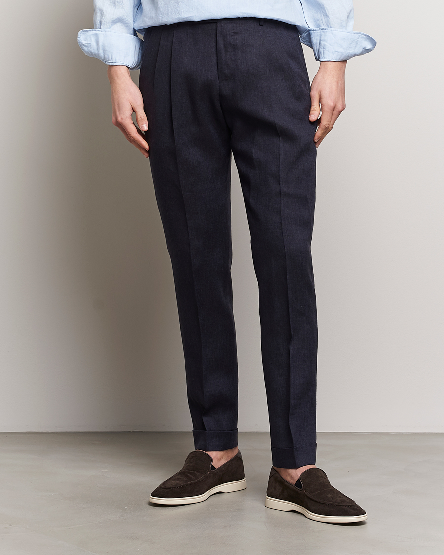 Hombres | Pantalones de lino | PT01 | Slim Fit Pleated Linen Trousers Navy