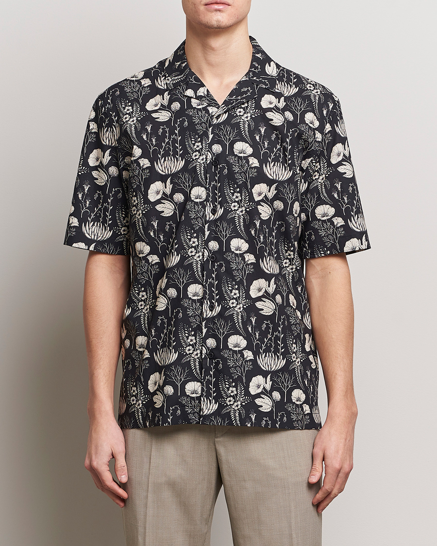 Hombres | Camisas de manga corta | Sunspel | Katie Scott Short Sleeve Printed Resort Shirt Black