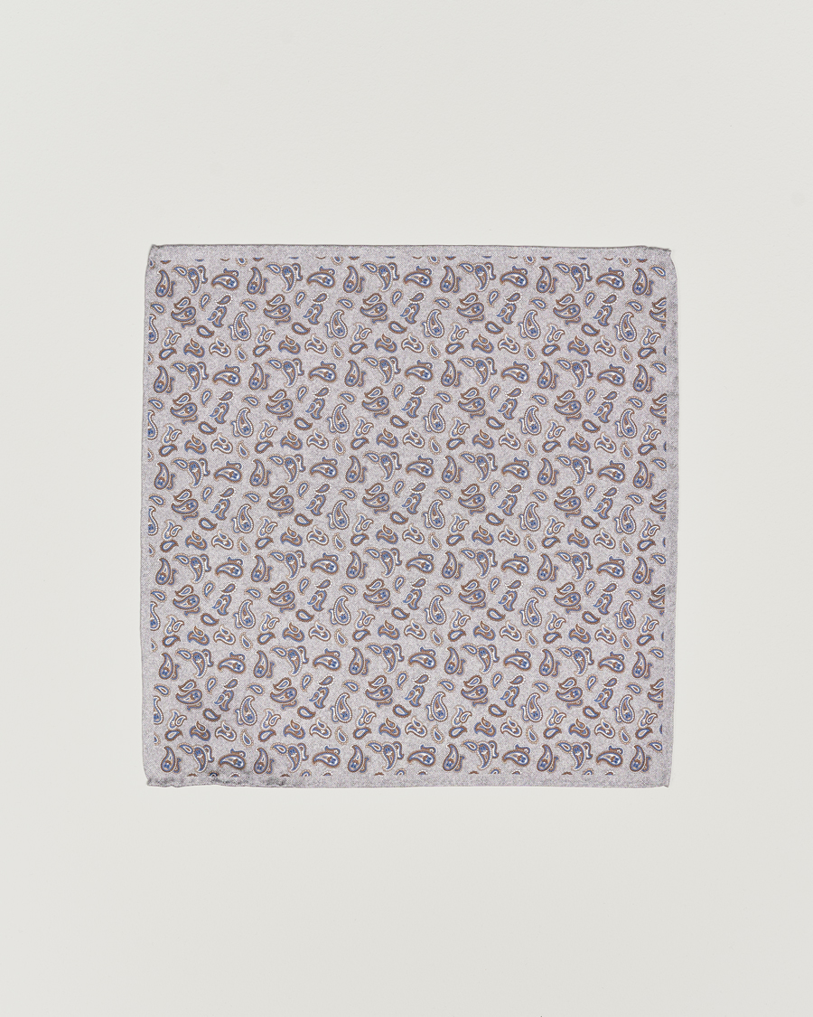 Hombres | Amanda Christensen Silk Oxford Printed Paisley Pocket Square Light Grey | Amanda Christensen | Silk Oxford Printed Paisley Pocket Square Light Grey