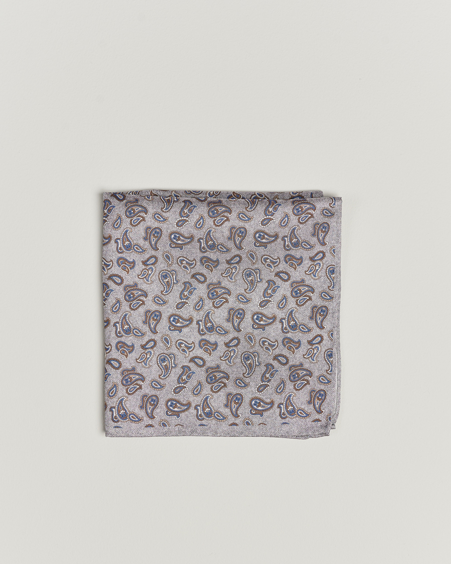 Hombres | Amanda Christensen Silk Oxford Printed Paisley Pocket Square Light Grey | Amanda Christensen | Silk Oxford Printed Paisley Pocket Square Light Grey
