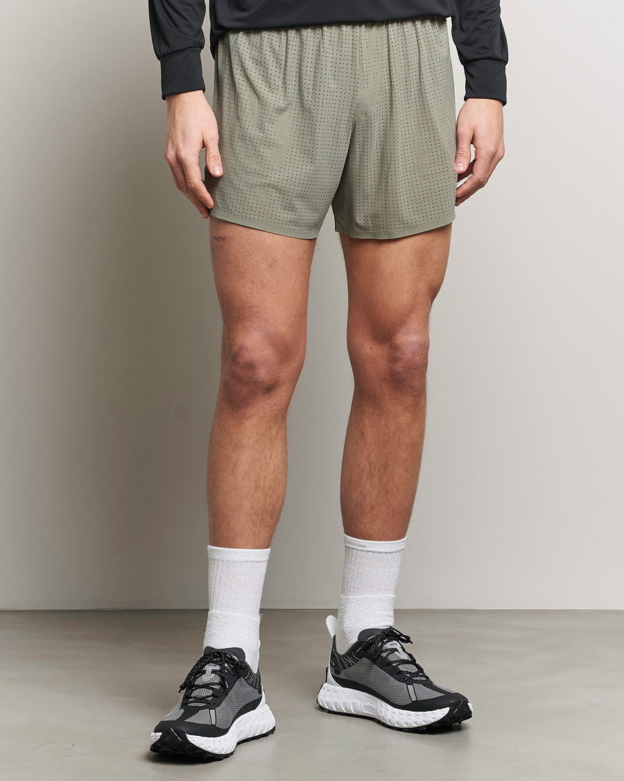 Hombres | Pantalones cortos funcionales | Satisfy | Space-O 5 Inch Shorts Dark Sage
