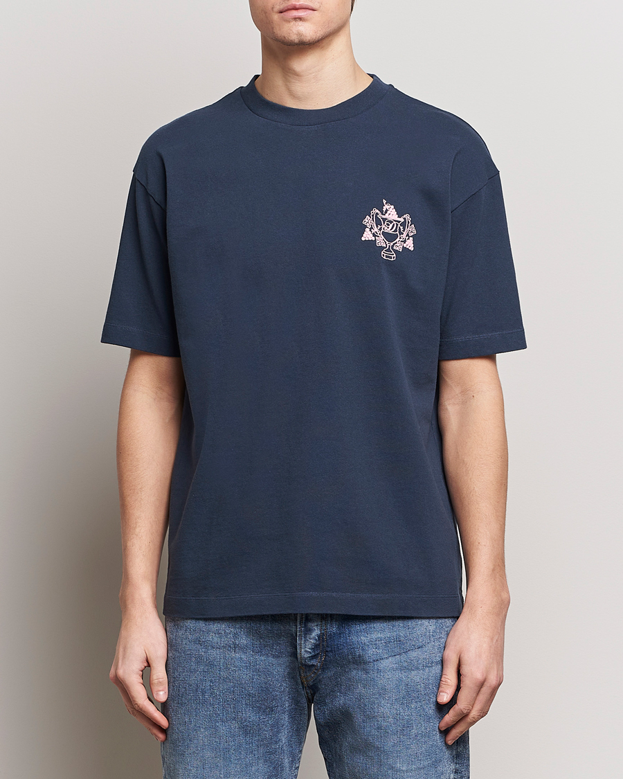 Hombres | Camisetas de manga corta | Drôle de Monsieur | Blason Embroidered T-Shirt Midnight Blue