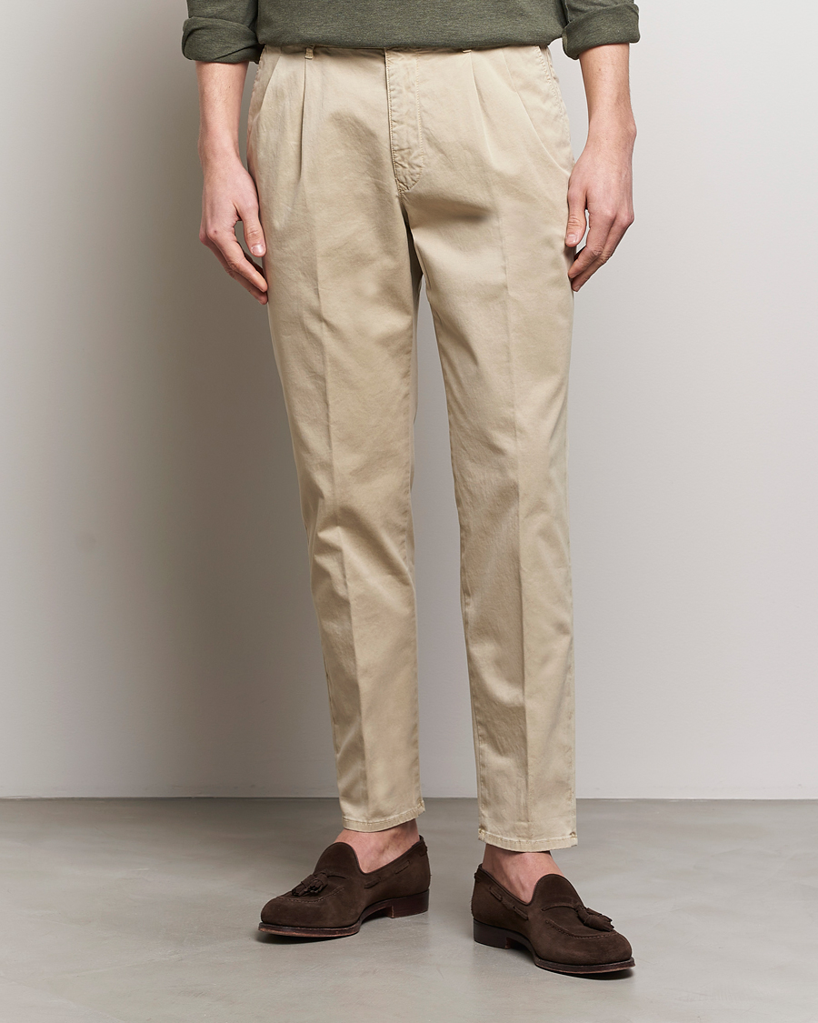 Hombres | Chinos | Incotex | Tapered Fit Pleated Slacks Light Beige