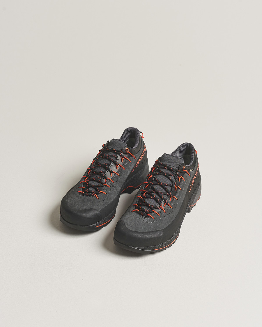 Hombres | Zapatillas de trail | La Sportiva | TX4 Evo GTX Hiking Shoes Carbon/Cherry Tomato