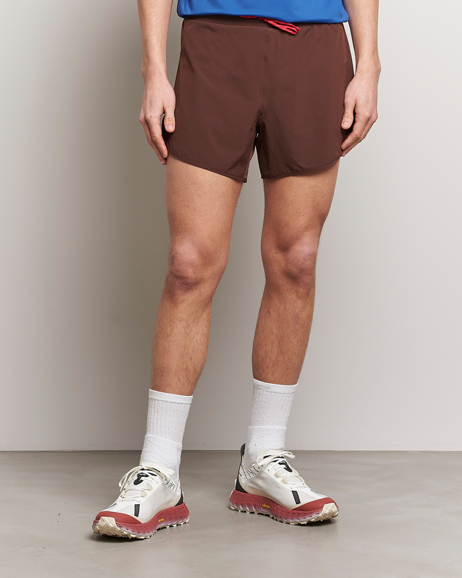 Hombres | Pantalones cortos funcionales | District Vision | 5 Inch Training Shorts Cacao