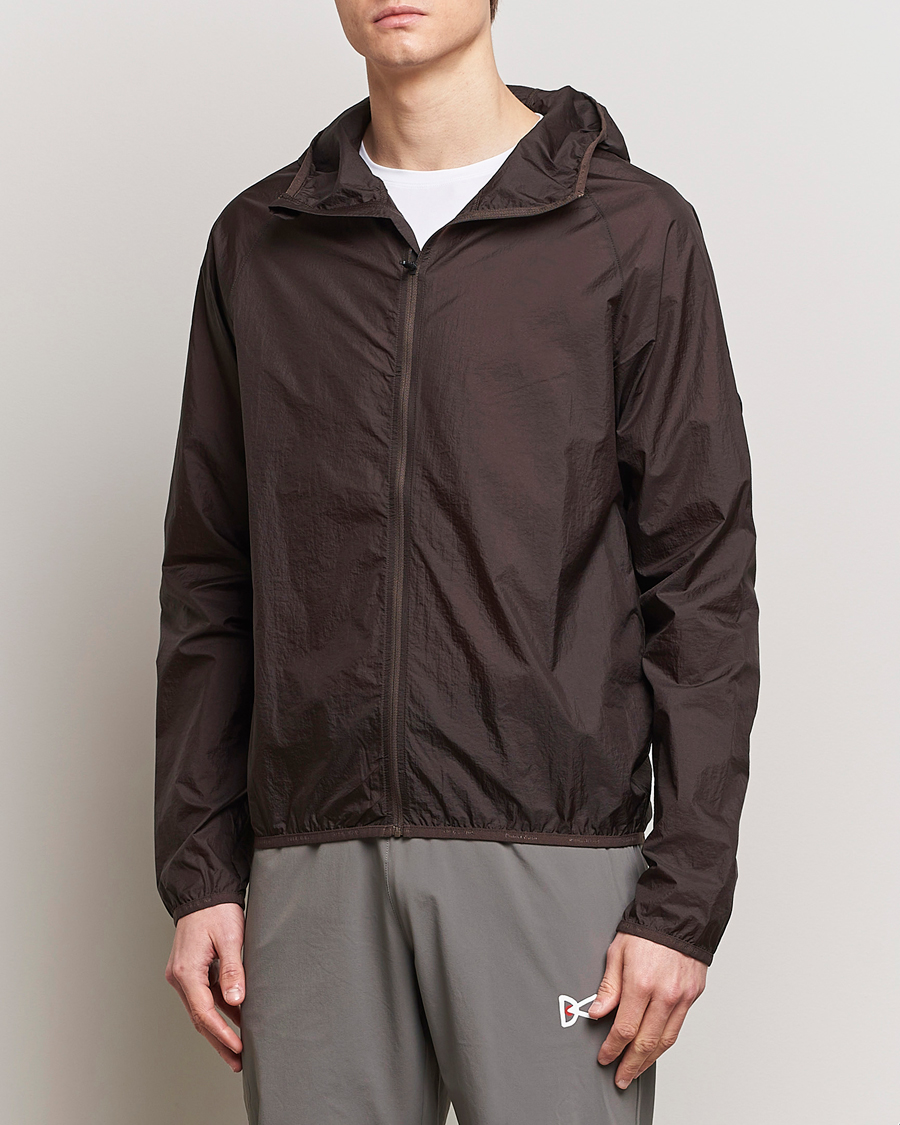 Hombres | Chaquetas impermeables | District Vision | Ultralight Packable DWR Wind Jacket Cacao