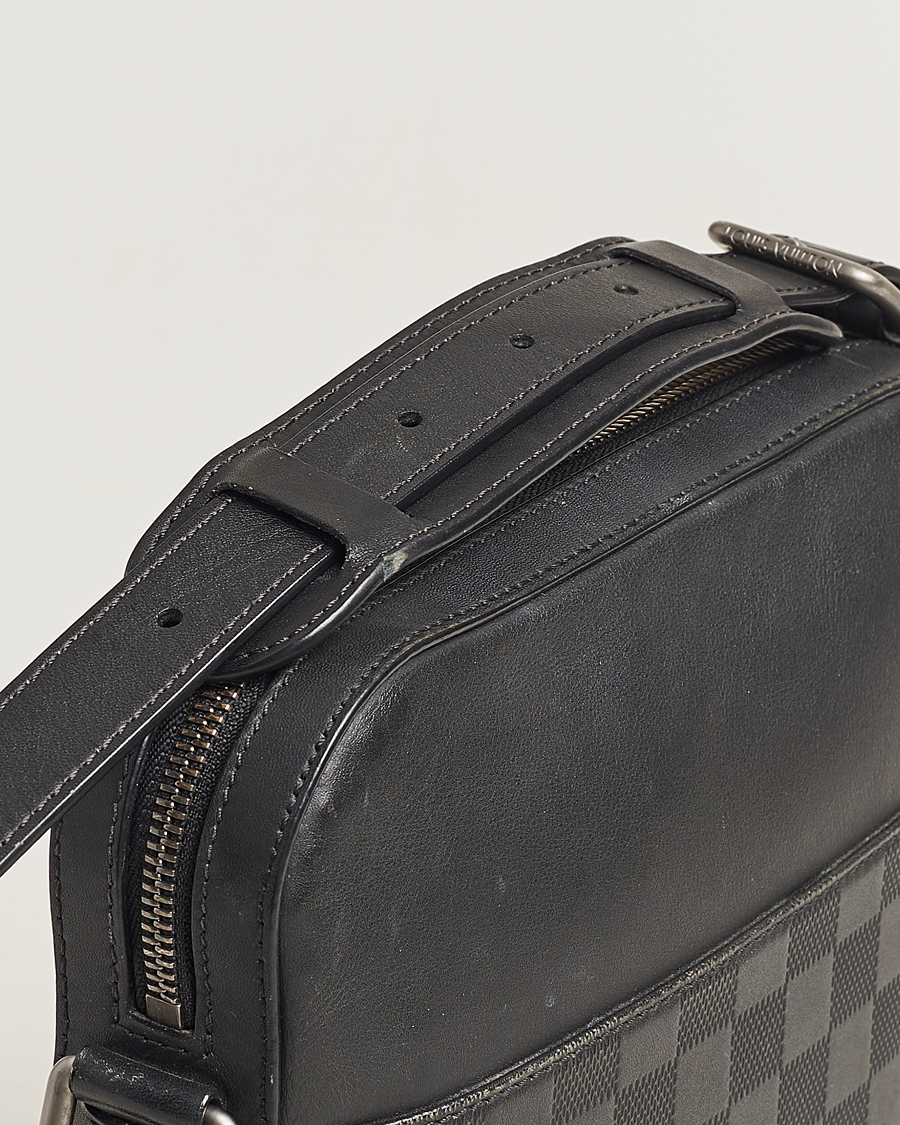 Hombres | Louis Vuitton Pre-Owned Damier Infini Pochette District Shoulder Bag | Louis Vuitton Pre-Owned | Damier Infini Pochette District Shoulder Bag