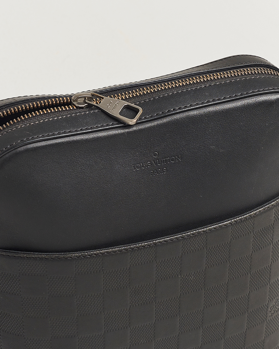 Hombres | Louis Vuitton Pre-Owned Damier Infini Pochette District Shoulder Bag | Louis Vuitton Pre-Owned | Damier Infini Pochette District Shoulder Bag
