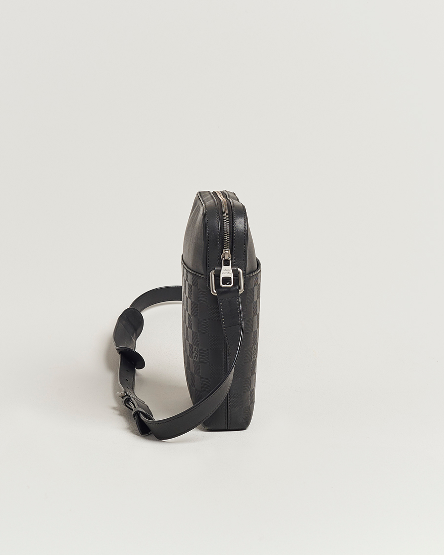 Hombres | Louis Vuitton Pre-Owned Damier Infini Pochette District Shoulder Bag | Louis Vuitton Pre-Owned | Damier Infini Pochette District Shoulder Bag